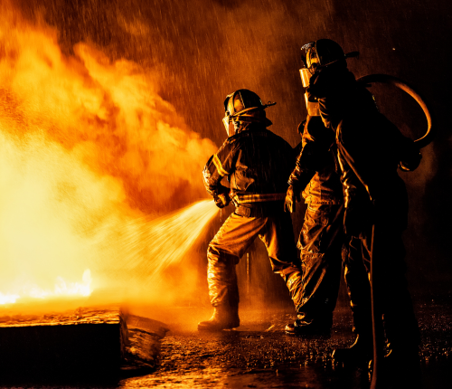 Bombeiro Militar combatendo incêndio