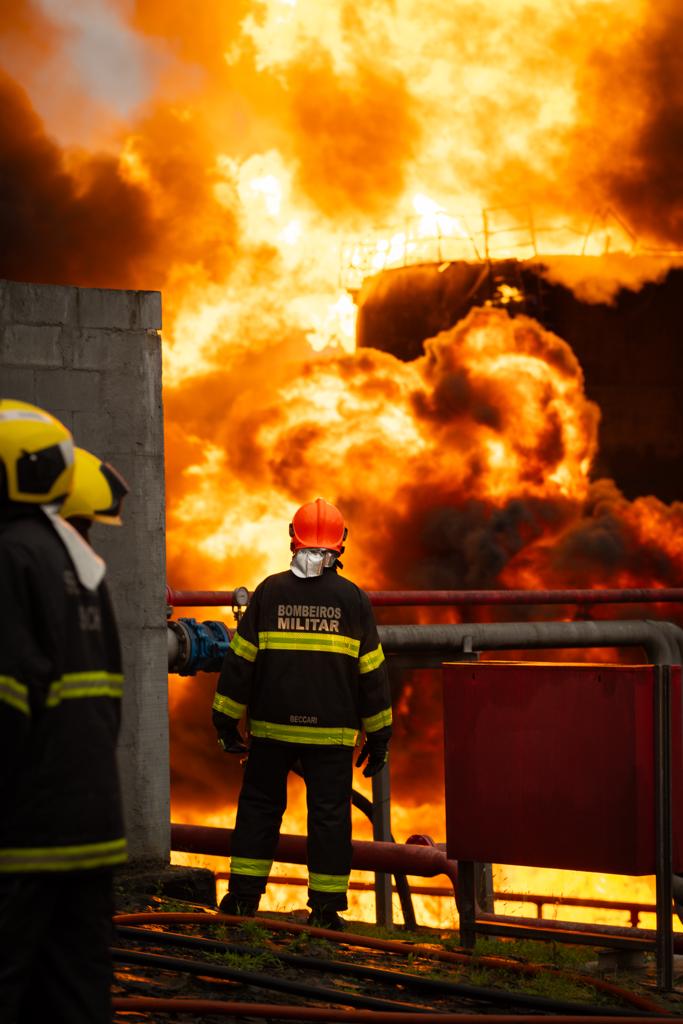 bombeiros combatendo incêndio