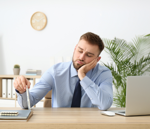 Homem sentado em procrastinação