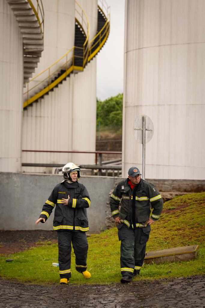 Bombeiros conversando