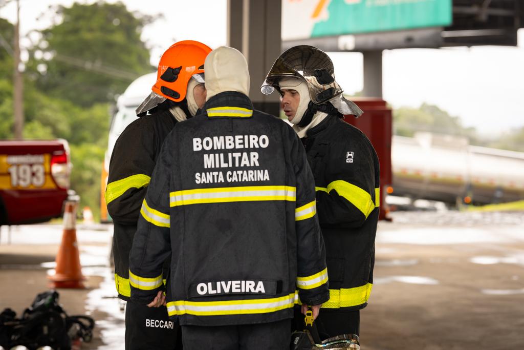 Bombeiros tomando decisão