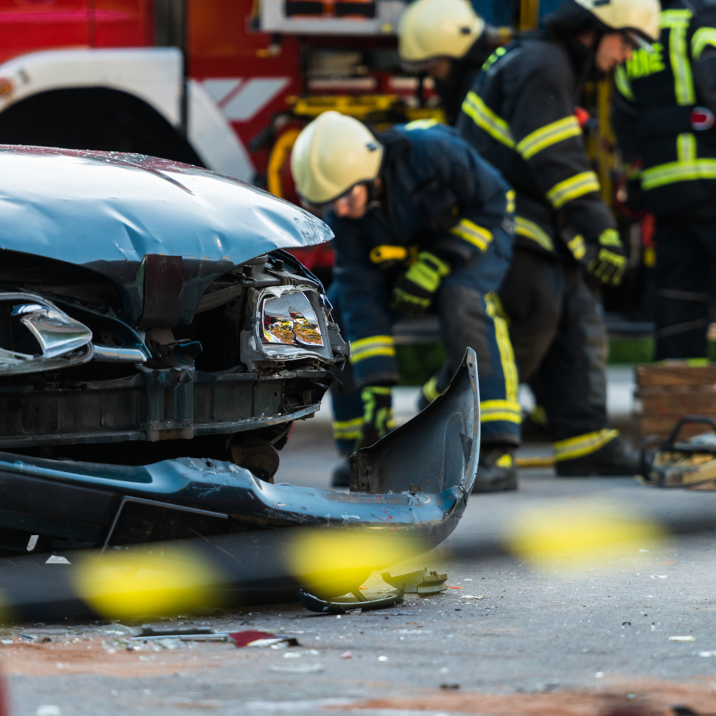 Bombeiros atendendo o acidente e salvando vidas